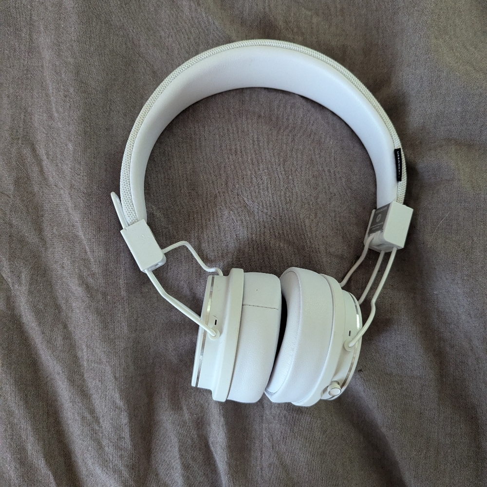 URBAN EAR Bluetooth on ear headphones